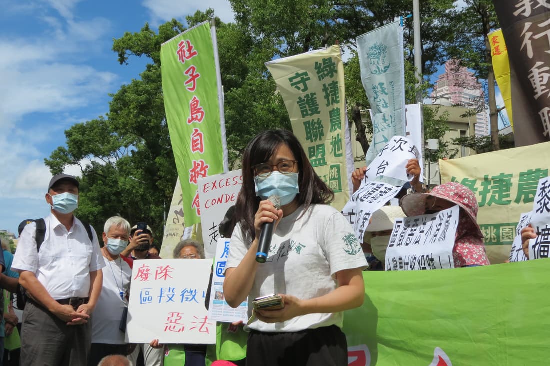 內政部次長花敬群及內政部日前於其發言與新聞發佈中，皆稱區段徵收和一般徵收本質不同，是一種合作開發模式，因此不屬於土地徵收；渠等並宣稱，經統計目前區段徵收地區地主選擇領回抵價地比例高達95%以上，顯見此制度獲得多數民眾的支持與認同云云。對於上述言論，吾等甚感驚訝也難以苟同，真想不到在苗栗大埔事件發生已10餘年後的今日，民進黨執政的內政部竟然還發表此謬論，刻意誤導「區段徵收是強制剝奪人民財產權的手段」此等基本憲政課題，吾等公民團體不僅深感遺憾外，也不得不挺身而出，須嚴正予以駁斥。